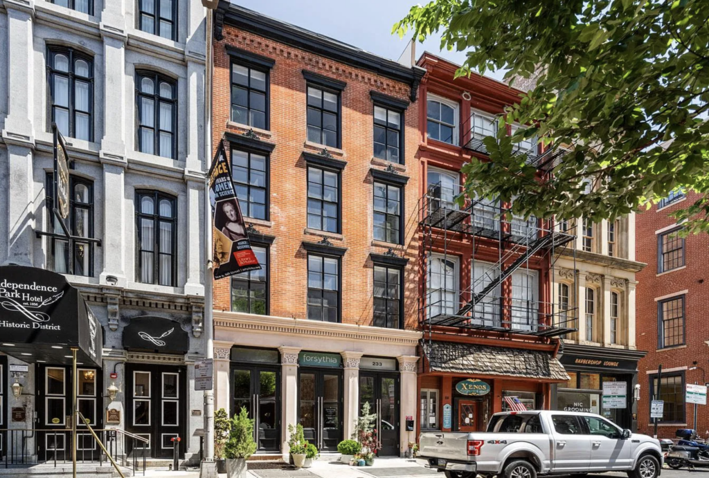 233 Chestnut St #4, Old City – $999,999 3 Beds | 3 Baths | 2,350 Sq Ft This luxury boutique condo in Old City blends historic charm with modern design. Unit #4 features an expansive open floor plan, wide plank floors, a large dining room, ample storage, and a convenient laundry room—perfect for city living in style.